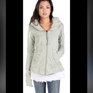 Prairie underground short cloak hoodie
Woman’s medium